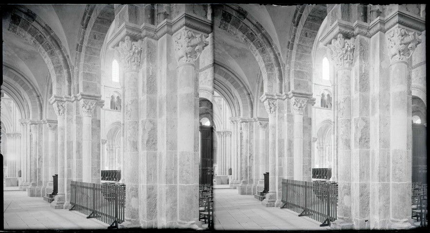 Piliers et chapiteaux sculptés de l'église de la Madeleine de Vézelay (Yonne).