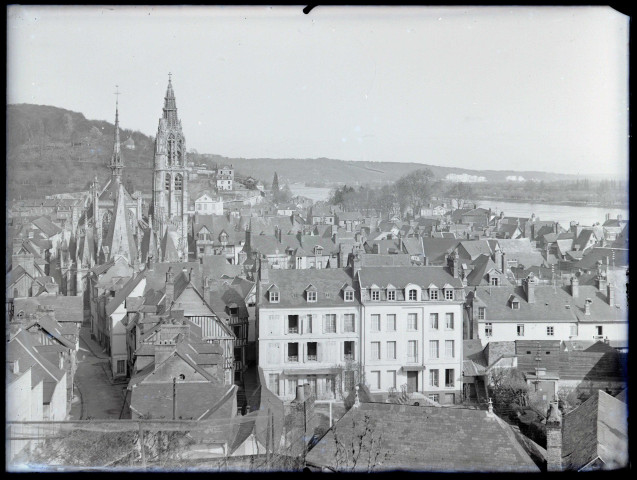 Vue générale de Caudebec-en-Caux (Seine-Maritime).