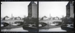 Canaux de Strasbourg (Bas-Rhin) et au loin la flèche de la cathédrale Notre-Dame de Strasbourg.