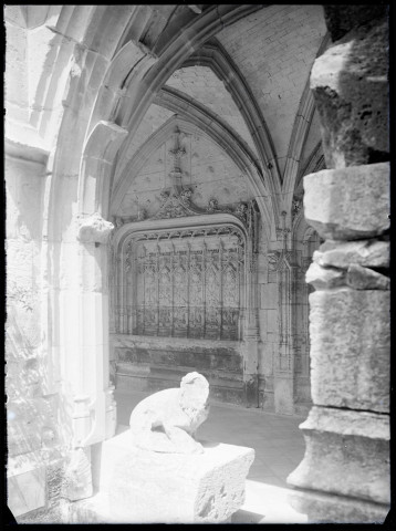 Angle et piscine de la galerie du cloître de l'abbaye Notre-Dame de Fontenelle de Saint-Wandrille-Rançon (Seine-Maritime).