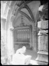 Angle et piscine de la galerie du cloître de l'abbaye Notre-Dame de Fontenelle de Saint-Wandrille-Rançon (Seine-Maritime).