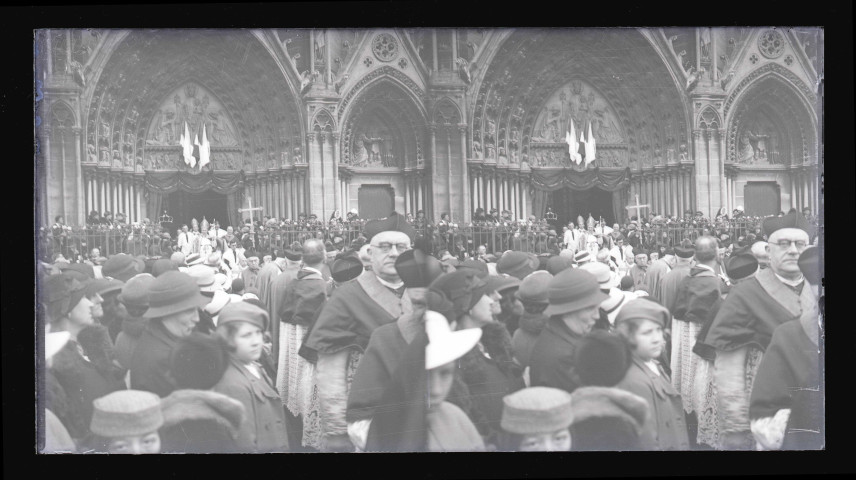 Procession de la Vierge au Monument de Jeanne d'Arc et à la basilique Notre-Dame de Bonsecours (Seine-Maritime).