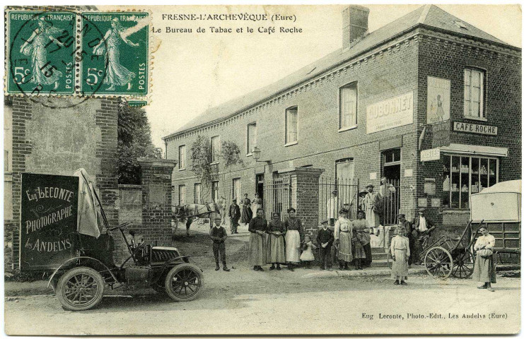 Fresne-l'Archevêque. Le Bureau de Tabac et le Café Roche.