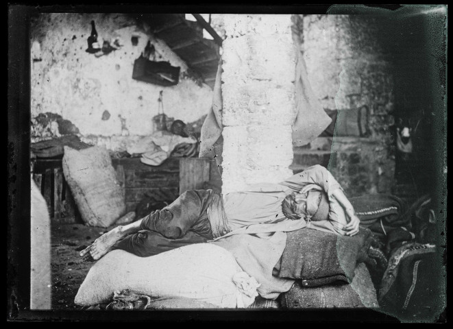 Hommes au repos dans son échoppe.
