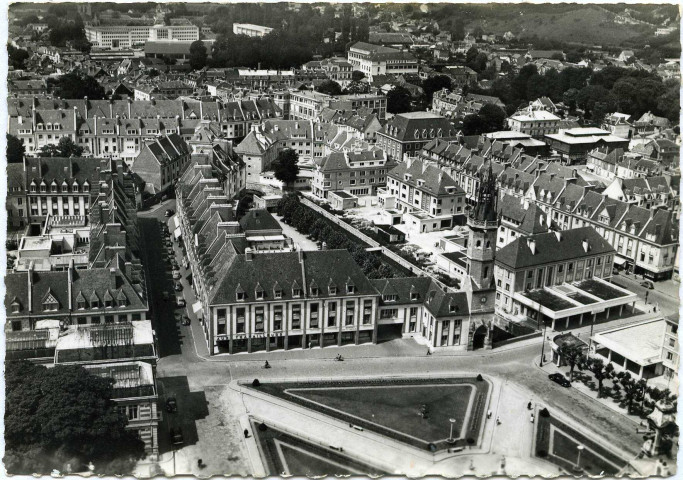 Evreux-Ville. Le Beffroi et la Place de L'Hôtel de Ville.