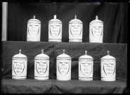 Collection de pots à pharmacie de l'officine de Monsieur Homais, personnage du roman Madame Bovary de Flaubert, conservée au musée de Ry (Seine-Maritime).