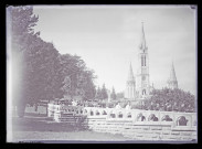 Ecclésiastiques et personnes handicapées en pèlerinage à Lourdes (Hautes-Pyrénées), lors d'une procession.
