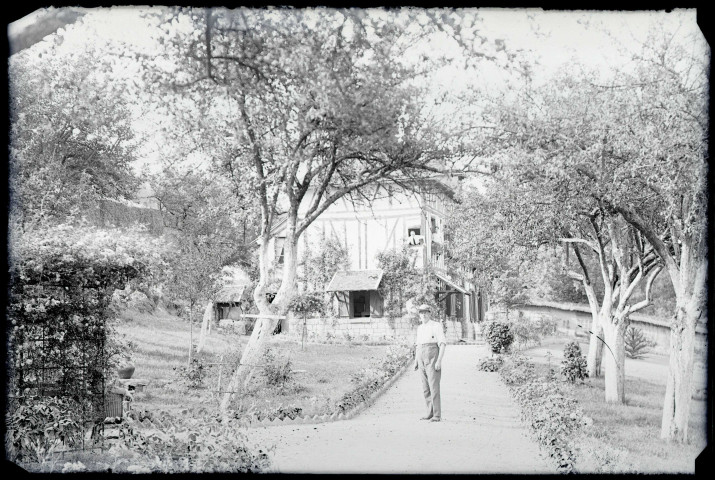 Homme dans le jardin du prieuré de Rosay-sur-Lieure (Eure).
