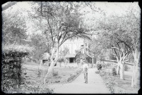Homme dans le jardin du prieuré de Rosay-sur-Lieure (Eure).