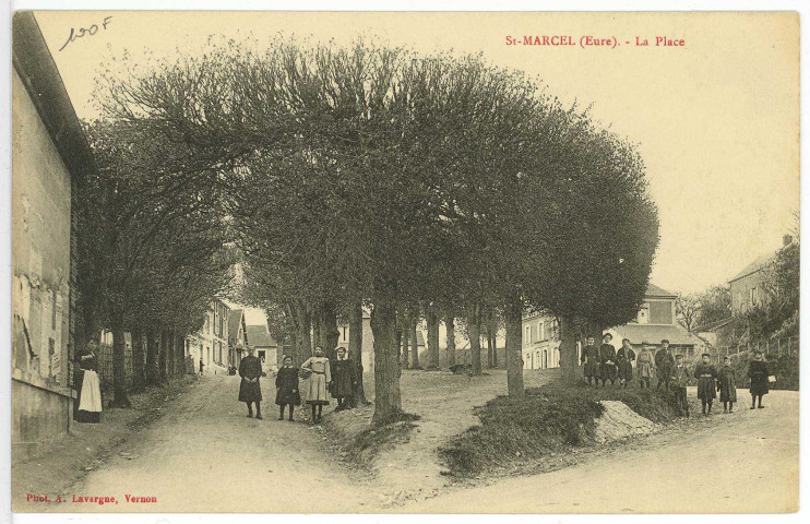 Saint-Marcel. La Place.
