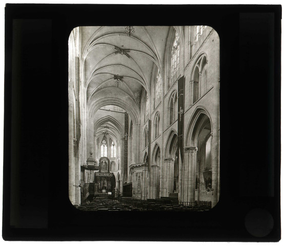 Église abbatiale Notre-Dame de l'abbaye de Saint-Pierre-sur-Dives (Calvados), nef et chœur.