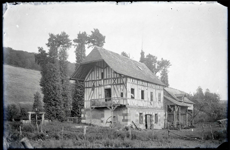 Grange à pans de bois et à étage.