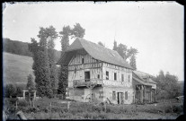 Grange à pans de bois et à étage.