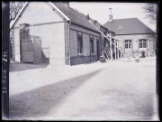 Couvreurs au travail sur le toit d'une habitation le 21 mars 1899.
