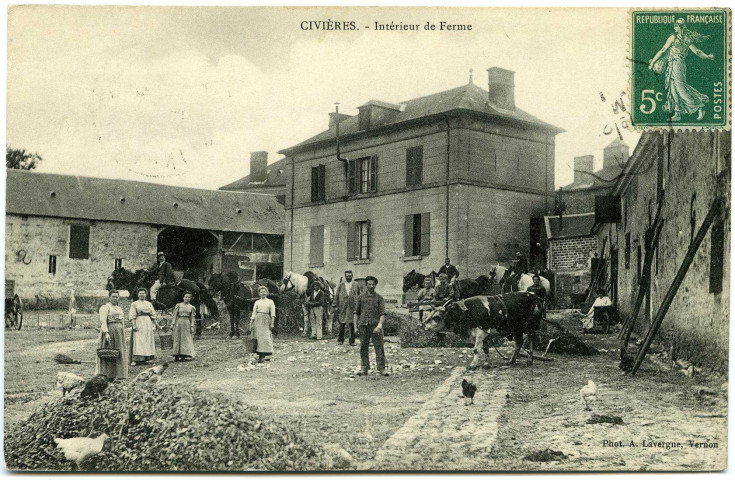 Civières. Intérieur de Ferme.