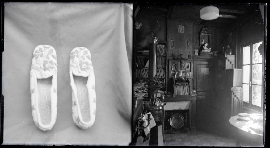 Paire de chaussons brodés. Salon avec piano, probablement du presbytère de Rosay-sur-Lieure (Eure).