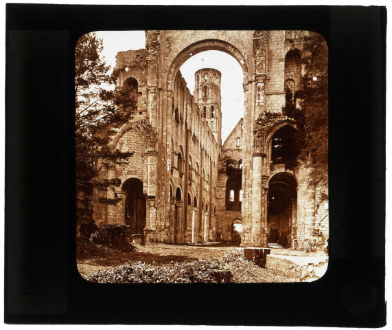 Église abbatiale Notre-Dame de l'abbaye Saint-Pierre de Jumièges (Seine-Maritime), nef et collatéraux côté ouest.