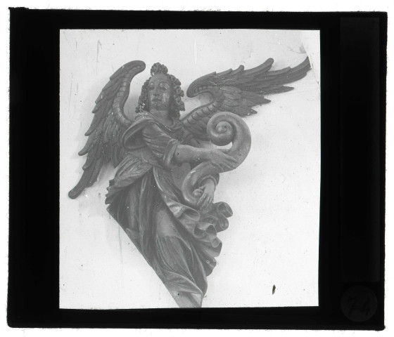 Statuette d'applique d'un ange en bois polychrome du XVIIe siècle, probablement par Michel Lourdel, dans l'église Notre-Dame de Faverolles-la-Campagne (Eure)