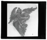 Statuette d'applique d'un ange en bois polychrome du XVIIe siècle, probablement par Michel Lourdel, dans l'église Notre-Dame de Faverolles-la-Campagne (Eure)