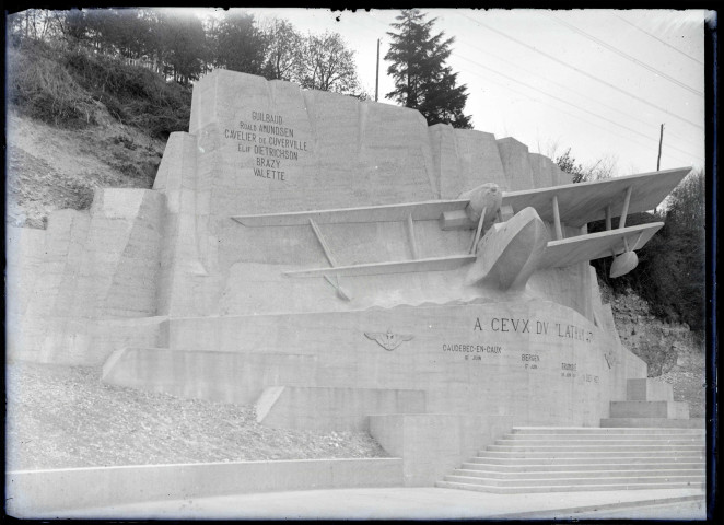 Monument élevé aux héros de l'équipage de l'hydravion « le Latham 47 » à Caudebec-en-Caux (Seine-Maritime).