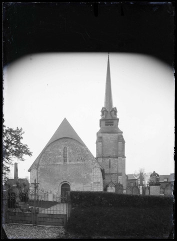 Vue d'ensemble de l'église et du cimetière de La Lande-sur-Eure (Eure).