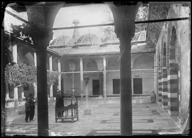 Prière dans la cour intérieure de la grande mosquée d'Adana (Turquie).