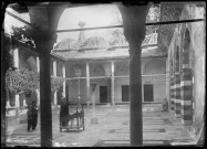 Prière dans la cour intérieure de la grande mosquée d'Adana (Turquie).