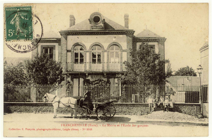Francheville. La Mairie et l'Ecoles des garçons.