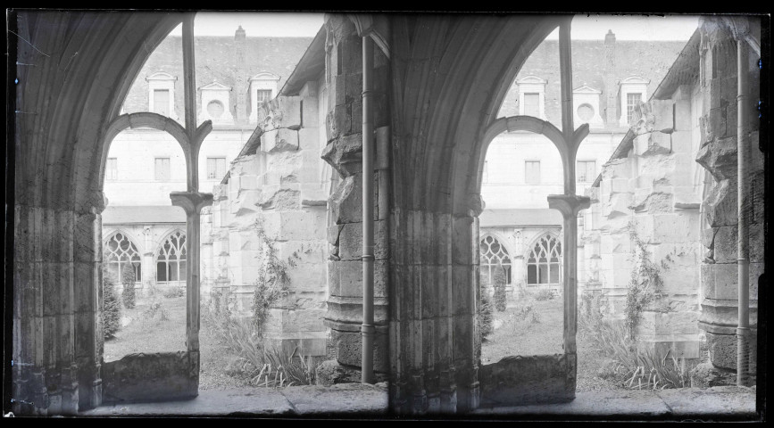Angle de la galerie du cloître de l'abbaye Notre-Dame de Fontenelle de Saint-Wandrille-Rançon (Seine-Maritime).