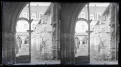 Angle de la galerie du cloître de l'abbaye Notre-Dame de Fontenelle de Saint-Wandrille-Rançon (Seine-Maritime).
