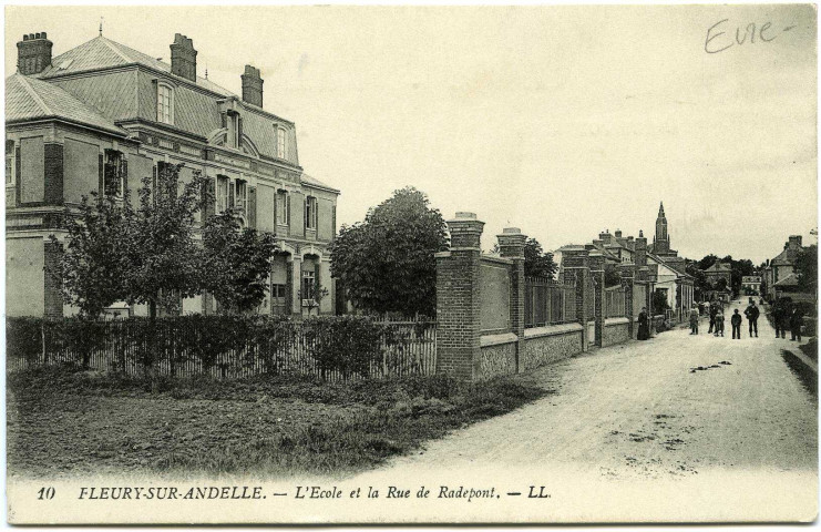 Fleury-sur-Andelle. L'Ecole et la Rue de Radepont.