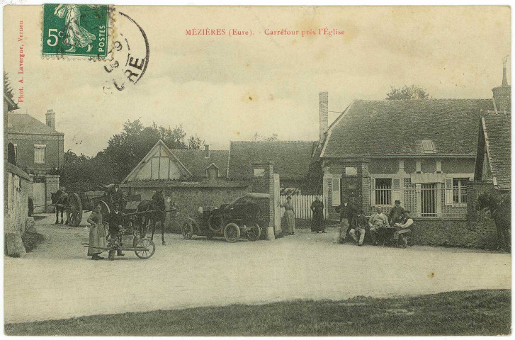 Mézières-en-Vexin. Carrefour près l'Eglise.