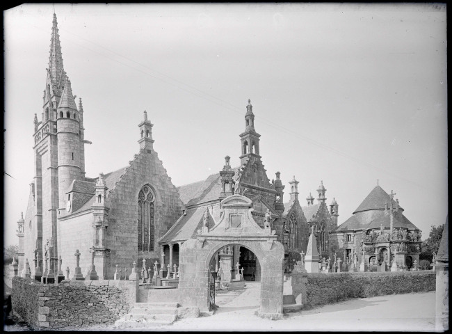 Église, cimetière et calvaire en arrière plan de Guimiliau (Finistère).
