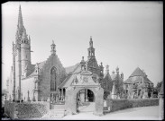 Église, cimetière et calvaire en arrière plan de Guimiliau (Finistère).