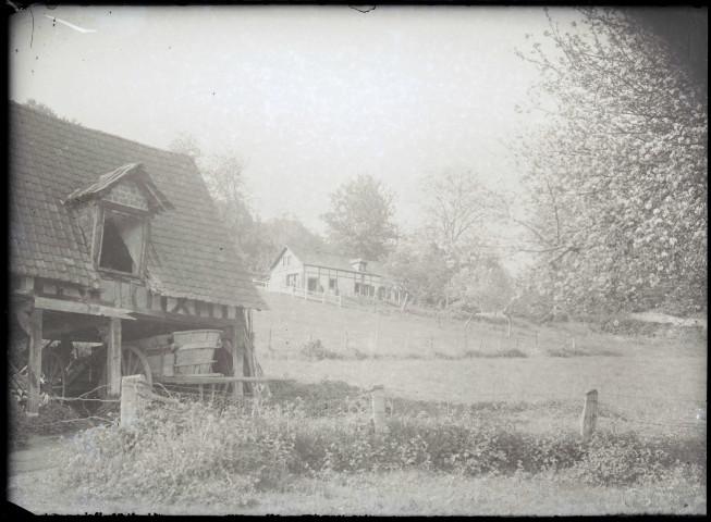 Chaumière et grange normandes des environs de Ménesqueville (Eure).