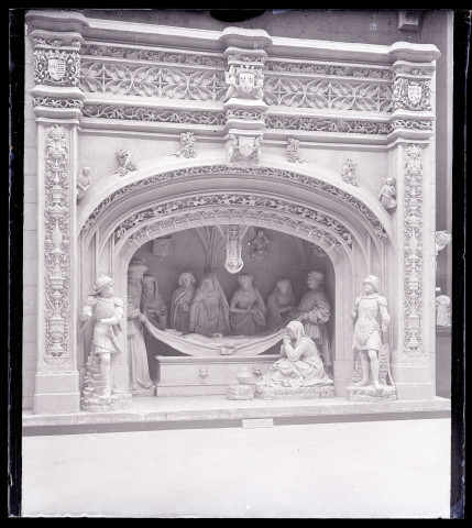 Moulage du groupe statuaire représentant la mise au tombeau de l'église abbatiale de Solesmes (Sarthe), exposé au musée du Trocadéro de Paris (Seine).