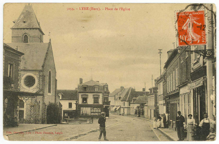 Neuve-Lyre (La). Place de l'Eglise.