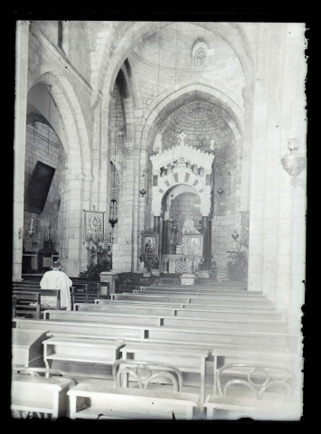 Intérieur d'un édifice religieux chrétien.
