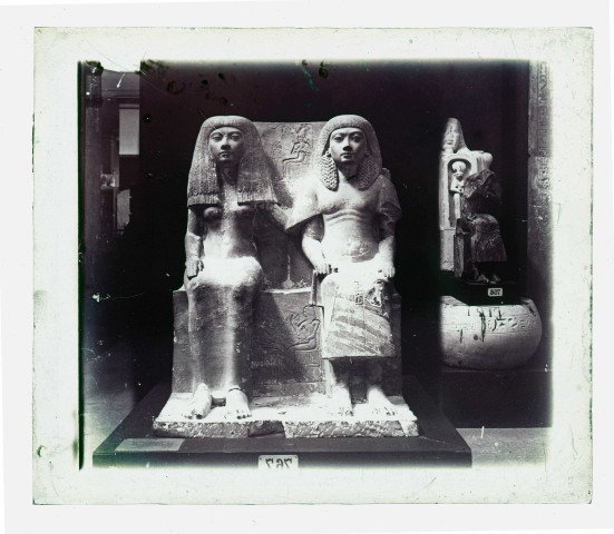 Salle et collections d'un musée égyptien.