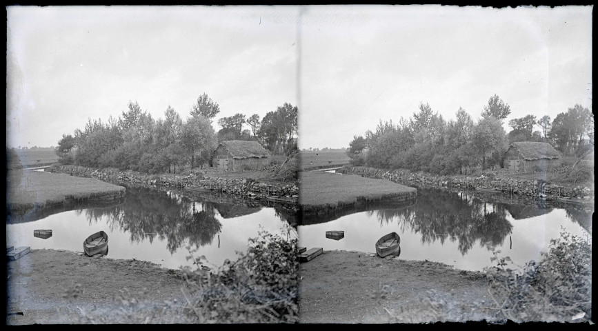 Chalands accostés au bord d'un canal des marais briérons (Loire-Atlantique).