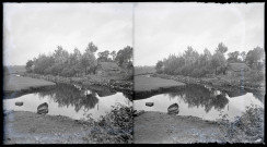 Chalands accostés au bord d'un canal des marais briérons (Loire-Atlantique).