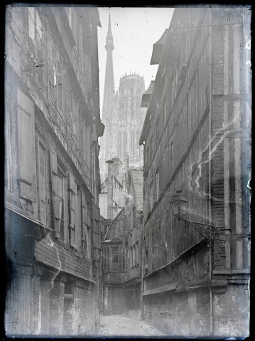 La Tour dite de Beurre de la cathédrale Notre-Dame de Rouen vue d'une ruelle du vieux Rouen (Seine-Maritime).