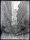 La Tour dite de Beurre de la cathédrale Notre-Dame de Rouen vue d'une ruelle du vieux Rouen (Seine-Maritime).