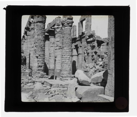 Ruines et vestiges d'un temple.