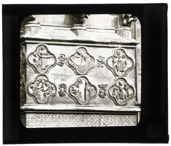 Cathédrale Notre-Dame d'Amiens (Somme), porte centrale, soubassement droit.