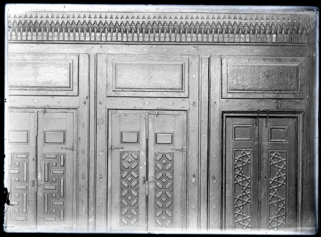 Détails d'huisseries et de ferronneries ornementées.