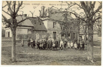 Caugé. Mairie et Ecoles.
