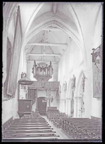 Nef de l'église de Picquigny (Somme).