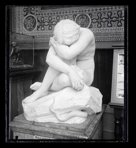 Collection de statues exposée au musée du Luxembourg de Paris (Seine).