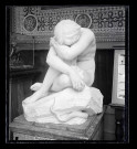 Collection de statues exposée au musée du Luxembourg de Paris (Seine).